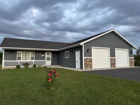 423 Mysteria Ln, Hatley, WI 54440