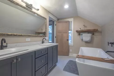 Bath - 23 Winona Ct, Appleton, WI 54911 photo 3 of 6
