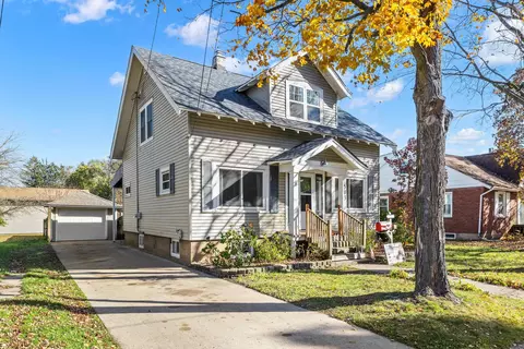 503 5th St, Waupaca, WI 54981