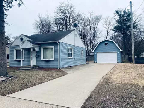 824 8th St, Waupaca, WI 54981