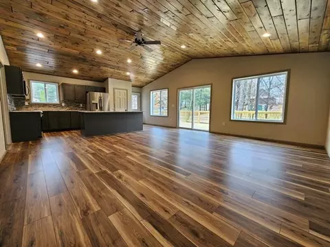 1093 W Queens Way, Nekoosa, WI 54457
