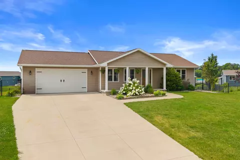 2270 Lensmire Ln, Waupaca, WI 54981