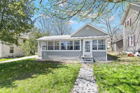 210 S Franklin St, Waupaca, WI 54981