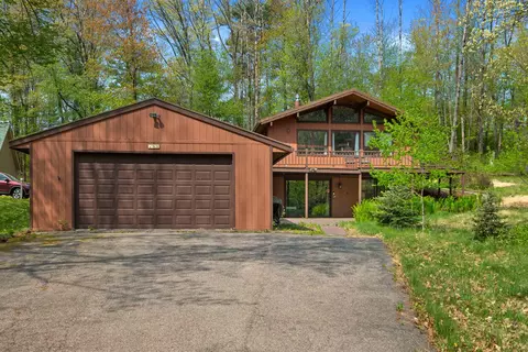 155 Lake Shore Dr, Iola, WI 54945