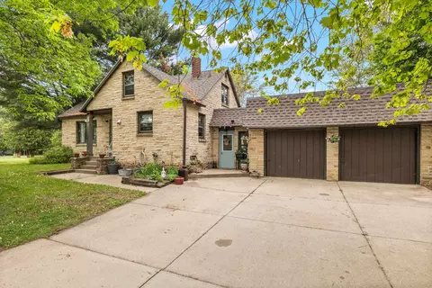 924 N Point Dr, Stevens Point, WI 54481