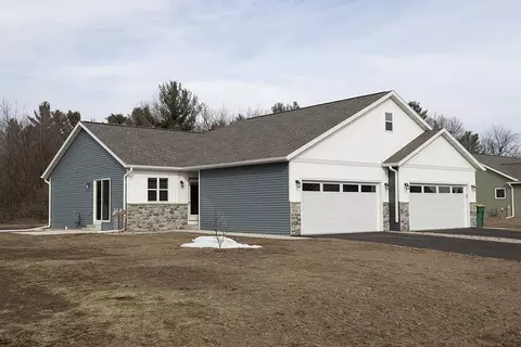 910-920 Green Pastures Trl, Plover, WI 54467