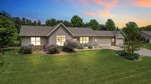 5640 Hunter Oaks Dr, Stevens Point, WI 54482
