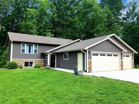 120 Velma Ln, Hatley, WI 54440