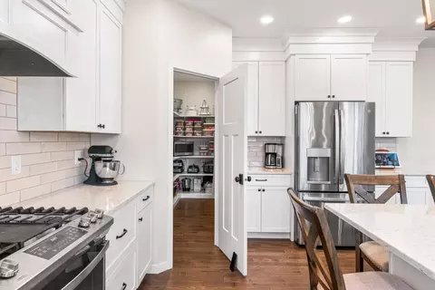 Kitchen - 650 W Silverleaf Ct, Plover, WI 54467 photo 4 of 5