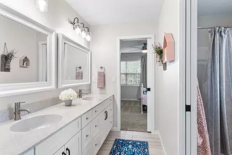 Bath - 650 W Silverleaf Ct, Plover, WI 54467 photo 5 of 6
