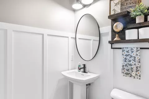 Bath - 650 W Silverleaf Ct, Plover, WI 54467 photo 1 of 6