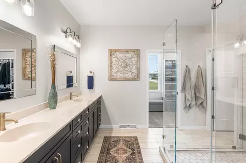 Bath - 650 W Silverleaf Ct, Plover, WI 54467 photo 3 of 6