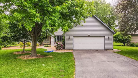 1341 Fieldstone Ct, Neenah, WI 54956