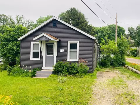 140 Jackson St, Iola, WI 54945