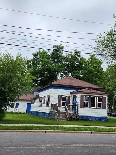 319 E Division St, Shawano, WI 54166