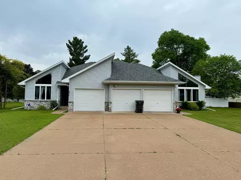211-213 W Parker St, Weyauwega, WI 54983