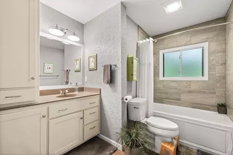 Bath - 1242 Edgewood Dr, Appleton, WI 54913 photo 2 of 3