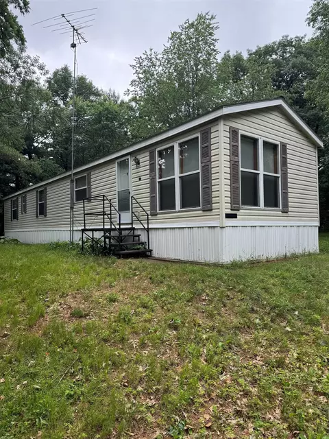 8907 N Shore Dr, Amherst Junction, WI 54407