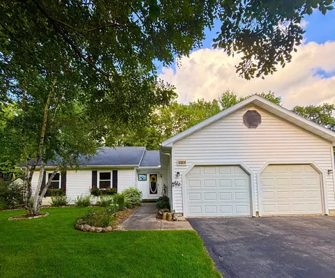 904 Honey Bear Ln, Waupaca, WI 54981