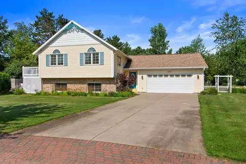 1001 Victorian Ln, Plover, WI 54467