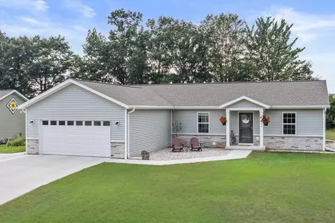 830 Woodland Cir, Waupaca, WI 54981