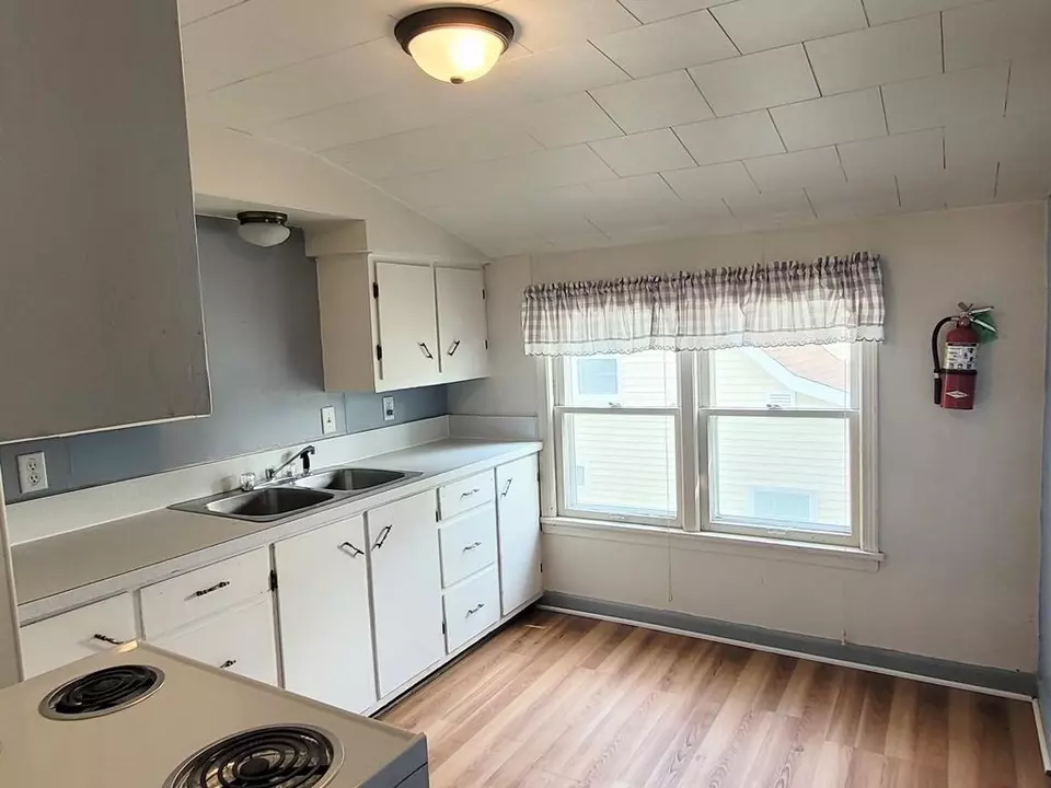 Kitchen - 1131 S 5th Ave, Wausau, WI 54401 photo 5 of 7