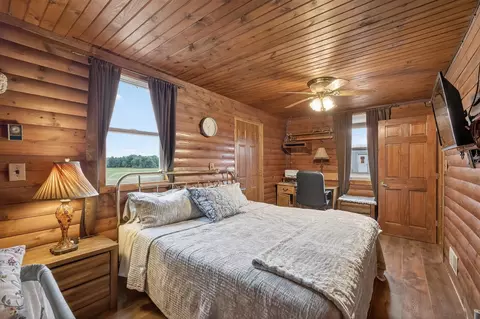 Bedroom - e2290 Flaata Road, Iola, WI 54945 photo 3 of 10