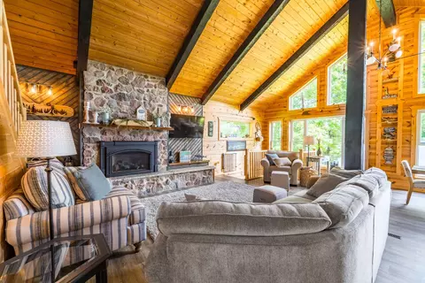 Living - 41 Lake Dr, Gresham, WI 54128 photo 3 of 5