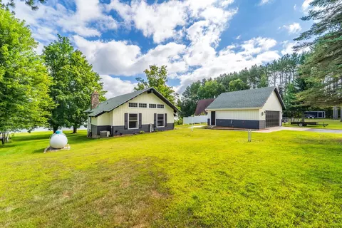 41 Lake Dr, Gresham, WI 54128