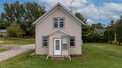 275 S Main St, Iola, WI 54945 photo 3
