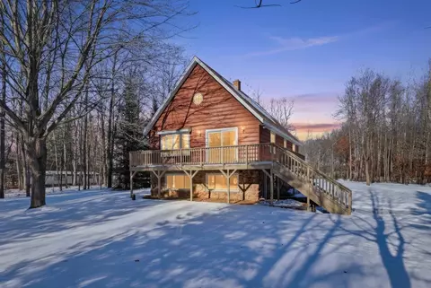 8984 Boelter Lake Dr, Almond, WI 54909