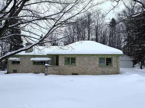 7892 Old 101 Rd, Armstrong Creek, WI 54103