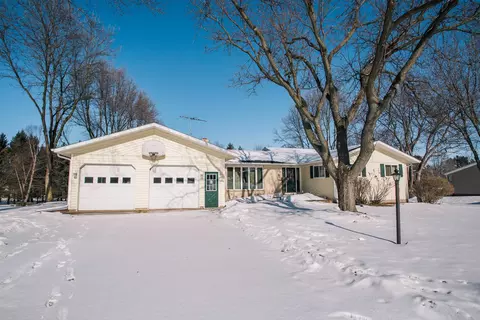 214 W Hunt St, Greenwood, WI 54437