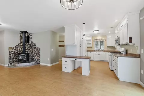Living - 9071 Robin Rd, Marshfield, WI 54449 photo 2 of 8