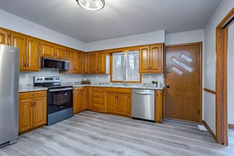 Kitchen - 2007 Douglas Dr, Schofield, WI 54476 photo 3 of 4