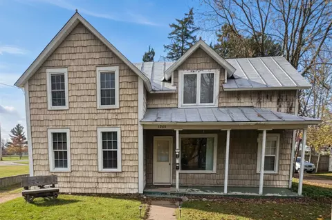 1209 1209a West River Dr, Stevens Point, WI 54481