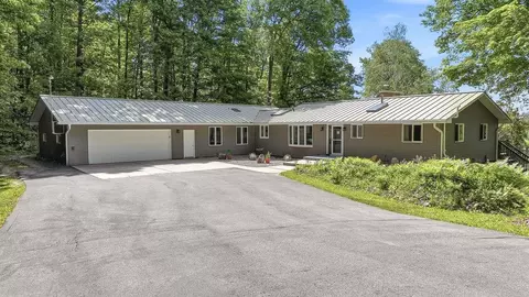 e1517 West Johnson Road, Iola, WI 54945