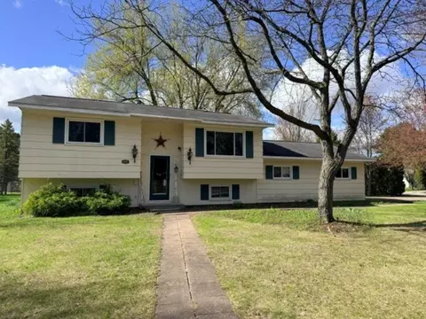 3513 Honeysuckle Ln, Wausau, WI 54401