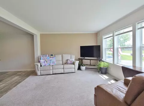 Living - 4918 Meadow Ln, Vesper, WI 54489 photo 2 of 4