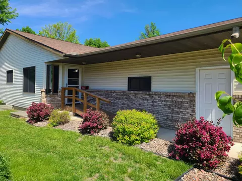 3158 S 33rd St, La Crosse, WI 54601