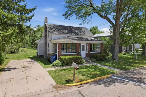 338 N Main St, Amherst, WI 54406
