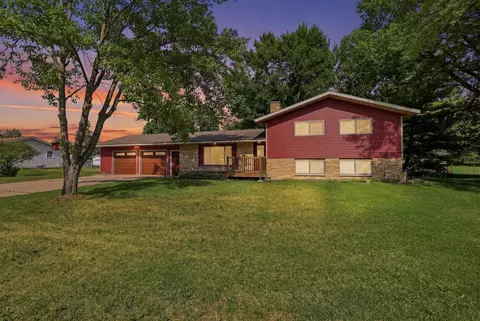1917 Country Club Dr, Stevens Point, WI 54481