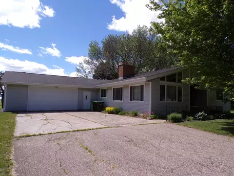 305 S Thomas St, Loyal, WI 54446