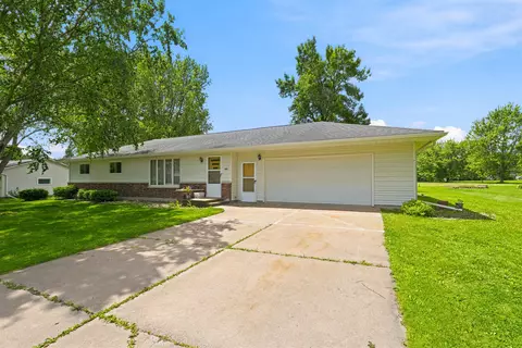 303 S 2nd Ln, Abbotsford, WI 54405