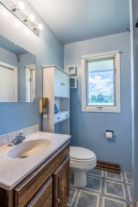 Bath - 166059 Ringle Ave, Ringle, WI 54471 photo 2 of 4