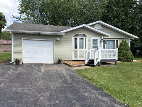106 S 6th St, Colby, WI 54421