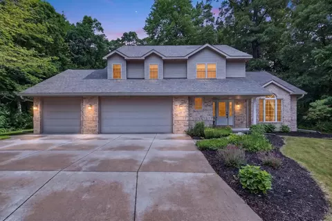 912 Cherokee Ct, Waupaca, WI 54981