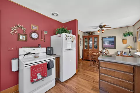 Kitchen - 2425 Simonis St, Stevens Point, WI 54481 photo 5 of 5