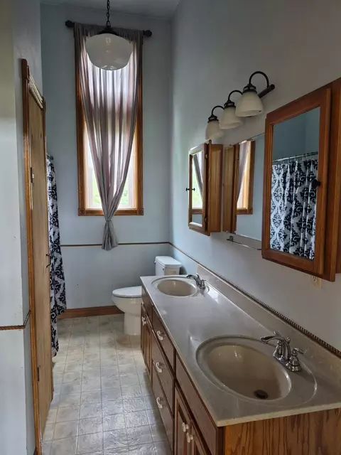 Bath - 5271 W Center Rd, Withee, WI 54498 photo 1 of 2