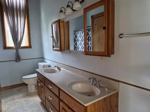 Bath - 5271 W Center Rd, Withee, WI 54498 photo 2 of 2